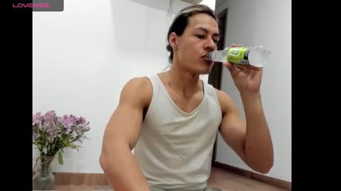 Snapshot of tarzanylobo chatting on December 17, 4:01 am Tarzan online show from December 17, 4:01 am