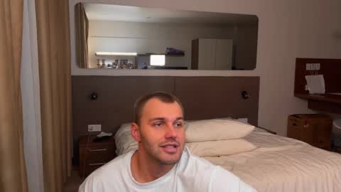 Snapshot of tasty_justin chatting on October 24, 4:53 am My shows 2100500 UTC3 online show from October 24, 4:53 am