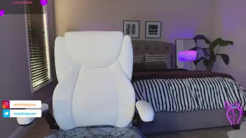 Snapshot of tatted_vixen chatting on November 17, 9:42 pm Tatted Queen online show from November 17, 9:42 pm