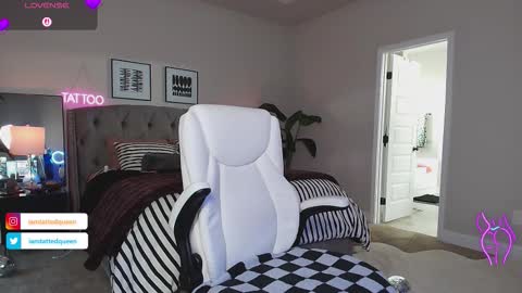 Snapshot of tatted_vixen chatting on November 18, 9:41 pm Tatted Queen online show from November 18, 9:41 pm