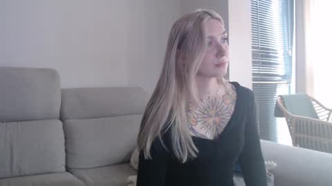Snapshot of tattoobbgirl chatting on December 16, 2:11 pm tattoobbgirl online show from December 16, 2:11 pm