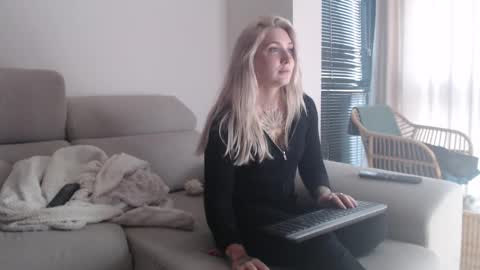 Snapshot of tattoobbgirl chatting on December 18, 4:13 pm tattoobbgirl online show from December 18, 4:13 pm