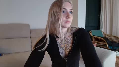 Snapshot of tattoobbgirl chatting on January 31, 7:11 pm tattoobbgirl online show from January 31, 7:11 pm