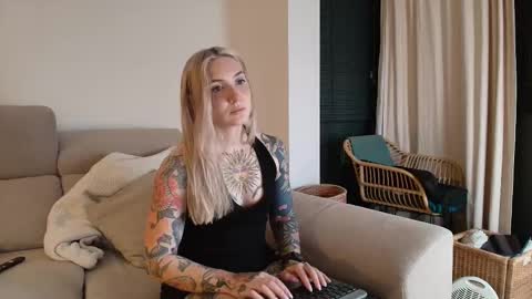 Snapshot of tattoobbgirl chatting on February 11, 6:57 pm tattoobbgirl online show from February 11, 6:57 pm