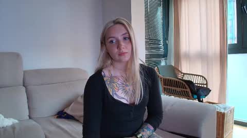 Snapshot of tattoobbgirl chatting on February 27, 5:35 pm tattoobbgirl online show from February 27, 5:35 pm