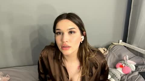 Mia online show from April 20, 11:24 am