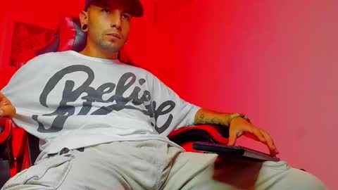 Snapshot of tayer_bennet chatting on October 6, 7:22 pm tayer_bennet online show from October 6, 7:22 pm