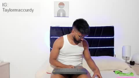 taylormaccurdy_ online show from January 6, 2:10 pm