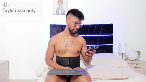 taylormaccurdy_ online show from January 16, 4:11 pm