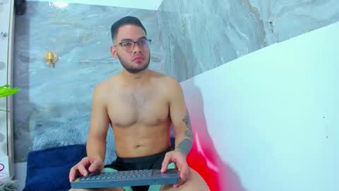 Snapshot of taylorwithtayler chatting on January 15, 5:05 pm TAYLOR AND TAYLER online show from January 15, 5:05 pm