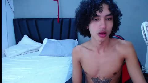 Snapshot of tayronx33 chatting on November 13, 9:36 pm Tayron online show from November 13, 9:36 pm