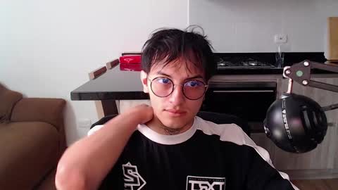 Teo independent model online show from April 15, 3:41 pm