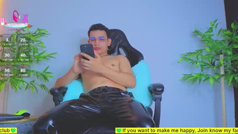 Snapshot of teddy_cowboy chatting on October 1, 11:33 pm Follow me on Twitter boys ryder and instagram teddyscoot 12 online show from October 1, 11:33 pm