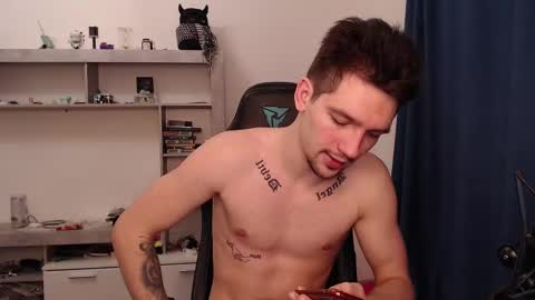 Snapshot of teddy_mode chatting on February 12, 6:19 am Teddy online show from February 12, 6:19 am