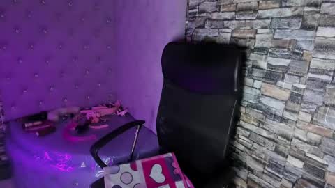 Snapshot of teeennaugthy18 chatting on February 8, 3:19 am Tayloor online show from February 8, 3:19 am