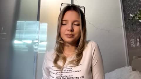 Snapshot of tessiebe chatting on February 19, 12:01 pm tessiebe online show from February 19, 12:01 pm