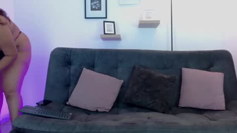 Snapshot of teylor_22cm chatting on December 1, 6:19 pm teylor_22cm online show from December 1, 6:19 pm