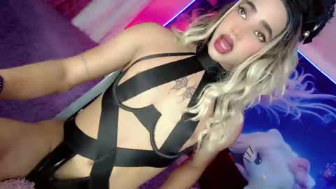 Snapshot of thalia_gil21 chatting on March 2, 1:36 am Thalia Girl online show from March 2, 1:36 am