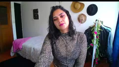 Snapshot of thaliacooper chatting on January 12, 7:42 pm online show from January 12, 7:42 pm