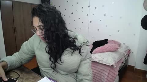 Snapshot of thaliacooper chatting on December 22, 1:46 am online show from December 22, 1:46 am