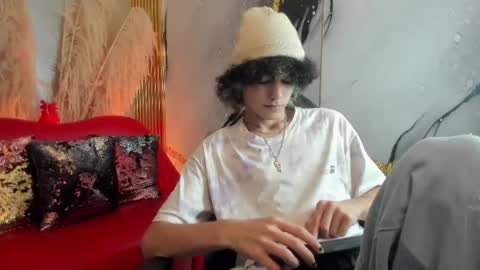 Snapshot of thanier_18 chatting on June 8, 3:18 am thanier_18 online show from June 8, 3:18 am