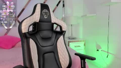 Snapshot of thanier_18 chatting on June 9, 7:14 pm thanier_18 online show from June 9, 7:14 pm