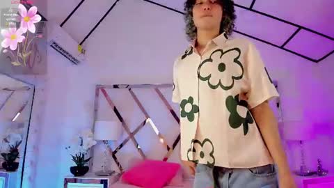 Snapshot of thanier_18 chatting on June 11, 7:23 pm thanier_18 online show from June 11, 7:23 pm