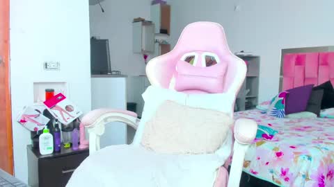 Snapshot of the_queen_aleja chatting on April 22, 1:45 pm IGAleja queen1 online show from April 22, 1:45 pm