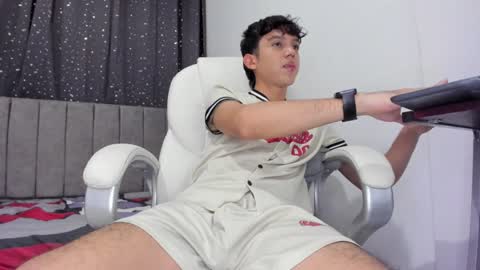 Snapshot of the_skinnyguys chatting on January 13, 12:30 am the_skinnyguys online show from January 13, 12:30 am