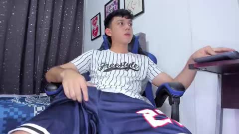 Snapshot of the_skinnyguys chatting on October 28, 10:12 pm the_skinnyguys online show from October 28, 10:12 pm