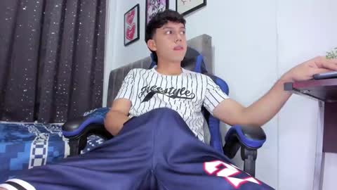 Snapshot of the_skinnyguys chatting on November 16, 9:53 pm the_skinnyguys online show from November 16, 9:53 pm