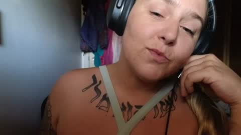 Snapshot of theauroramae chatting on June 13, 3:21 pm theauroramae - online show from June 13, 3:21 pm