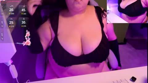 Snapshot of thebouncingbetty chatting on April 19, 6:43 pm TheBouncingBetty online show from April 19, 6:43 pm