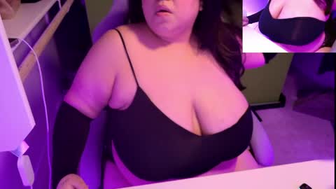 Snapshot of thebouncingbetty chatting on April 24, 11:07 pm TheBouncingBetty online show from April 24, 11:07 pm