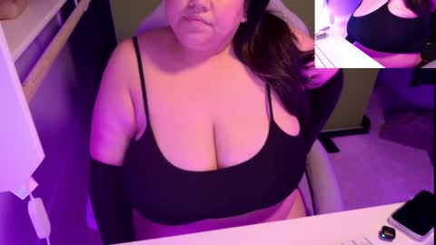 Snapshot of thebouncingbetty chatting on April 26, 5:16 am TheBouncingBetty online show from April 26, 5:16 am