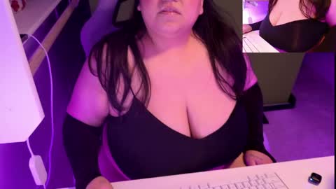 Snapshot of thebouncingbetty chatting on May 17, 2:42 am TheBouncingBetty online show from May 17, 2:42 am