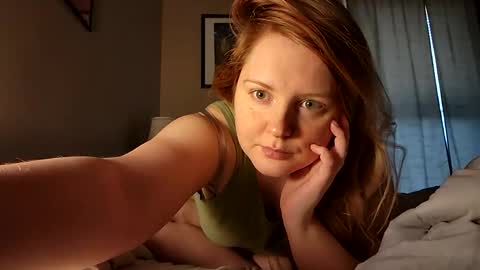 Snapshot of thedancingalien chatting on December 28, 6:29 pm Kassandra Grant online show from December 28, 6:29 pm