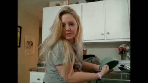 Snapshot of thedancingalien chatting on November 15, 4:47 pm Kassandra Grant online show from November 15, 4:47 pm