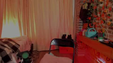 Snapshot of thegoldenbitch chatting on February 25, 10:47 am Goldie online show from February 25, 10:47 am