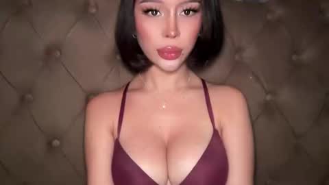 Elle  dont forget to folloW me and thumbs up online show from March 5, 11:06 am