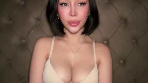 Elle  dont forget to folloW me and thumbs up online show from April 12, 3:17 pm