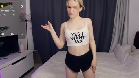 Snapshot of thehousemaid1 chatting on May 16, 7:56 pm Lily online show from May 16, 7:56 pm