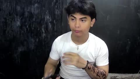 Snapshot of thehugecomeback chatting on March 3, 12:05 pm Xerxis online show from March 3, 12:05 pm