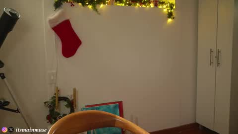 Snapshot of theirismuse chatting on December 22, 10:18 pm Iris online show from December 22, 10:18 pm