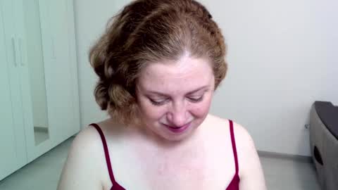 Snapshot of theladysblush chatting on December 10, 9:01 am Ella online show from December 10, 9:01 am