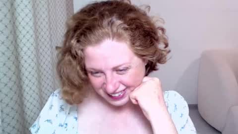 Snapshot of theladysblush chatting on October 4, 7:06 am Ella online show from October 4, 7:06 am