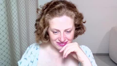 Snapshot of theladysblush chatting on October 14, 7:53 am Ella online show from October 14, 7:53 am