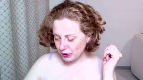 Snapshot of theladysblush chatting on October 26, 8:42 am Ella online show from October 26, 8:42 am