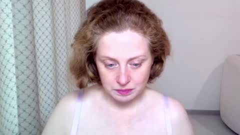 Snapshot of theladysblush chatting on November 2, 7:44 am Ella online show from November 2, 7:44 am