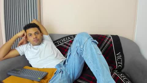 Snapshot of theo_morris chatting on March 3, 4:18 am theo_morris online show from March 3, 4:18 am